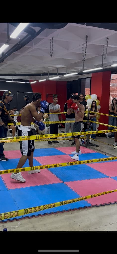 Clase de boxeo y combat fight en Energim con guantes y saco