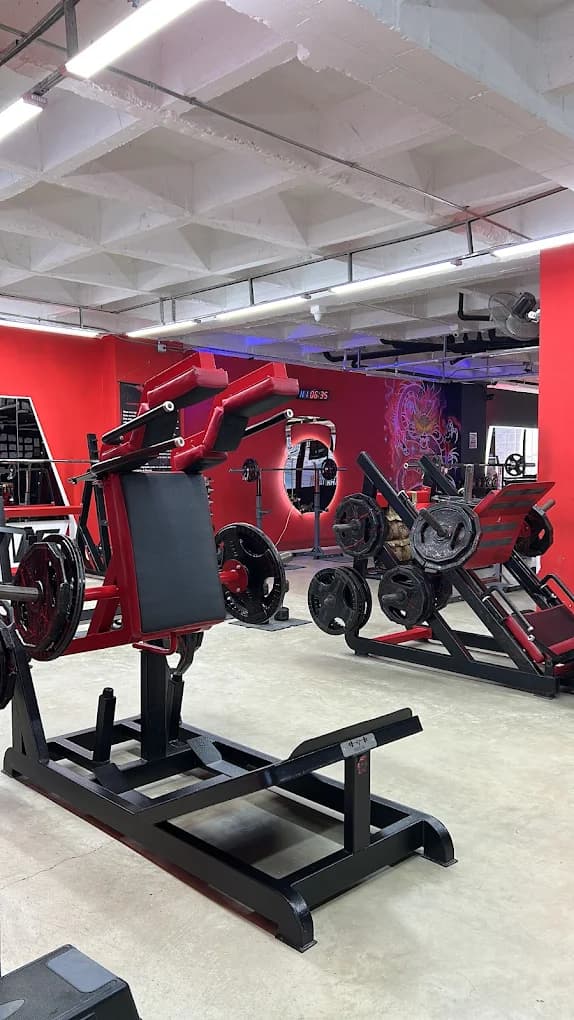 Sala de musculación de Energim con equipos de pesas