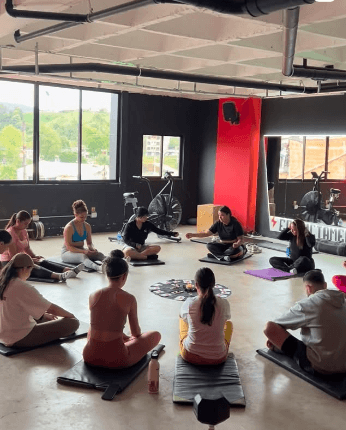 Clase de yoga y meditación en Energim